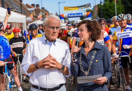 Jan Janssen ontvangt het ereteken van burgemeester Lieke Schuitmaker