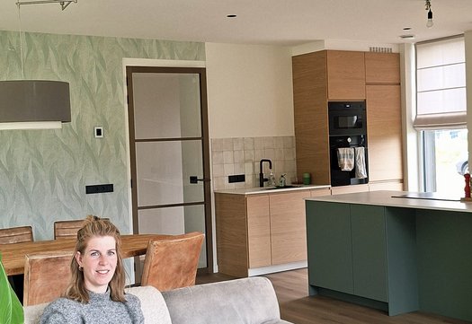 Sanne in de woonkamer