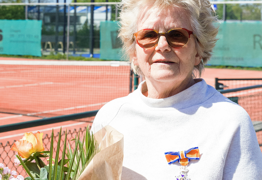 Wilma van den Ouweland-van Gool met haar lintje