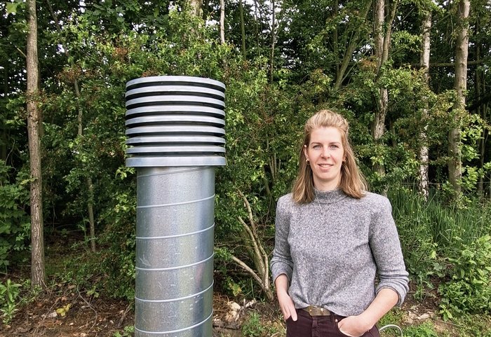 Sanne bij buis in tuin