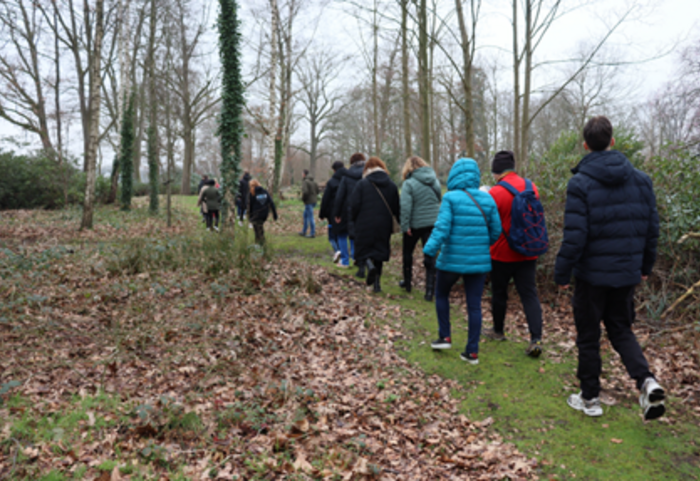 Foto van mensen die aan het wandelen zijn