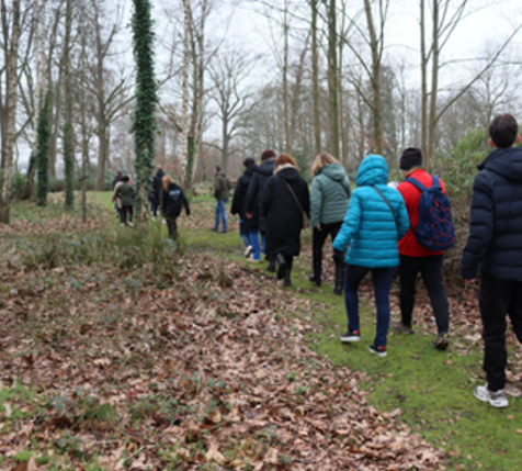 Foto van mensen die aan het wandelen zijn