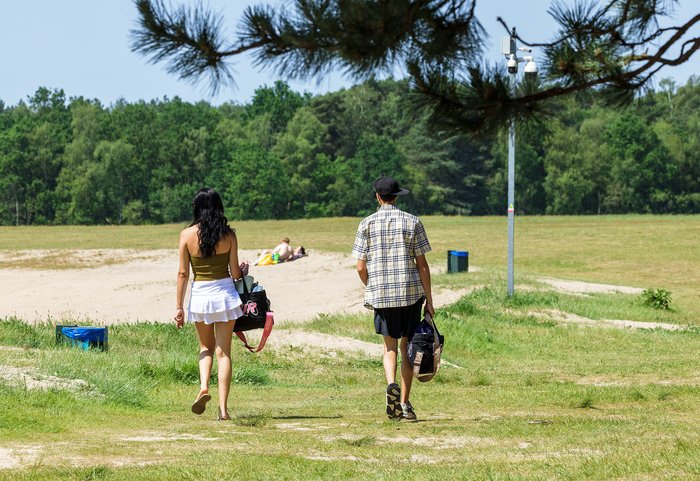 Twee bezoekers wandelen bij 't Zand