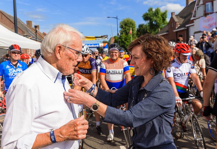Jan Janssen ontvangt het ereteken van burgemeester Lieke Schuitmaker