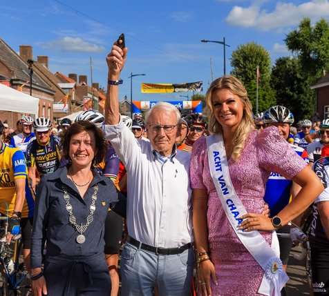 Jan Janssen, burgemeester Lieke Schuitmaker en gastvrouw Amber Somers