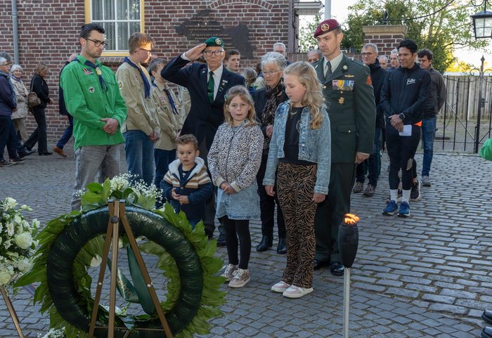 Plaatsen krans bij dodenherdenking Raadhuisplein