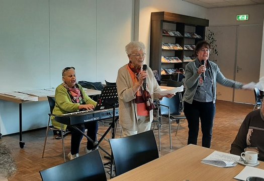 Twee zingen de dames die optreden