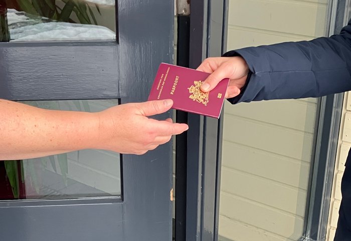 Overhandiging van paspoort aan de deur