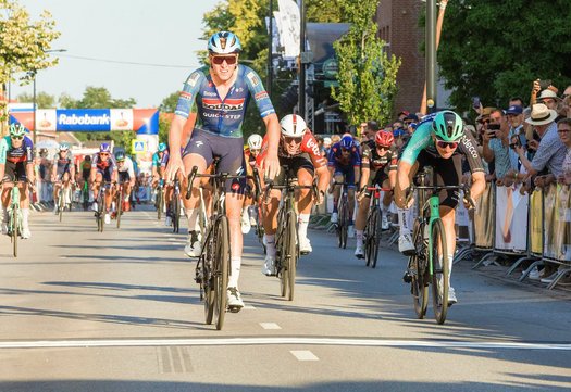 Tim Merlier over de finish