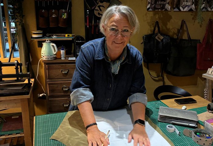 Karin aan het werk in het atelier.