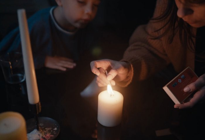 Vrouw en kind met kaars