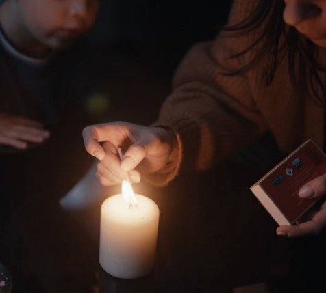 Vrouw en kind met kaars