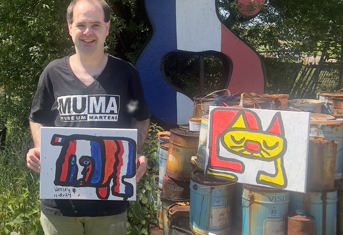 Wesley met kunstwerken