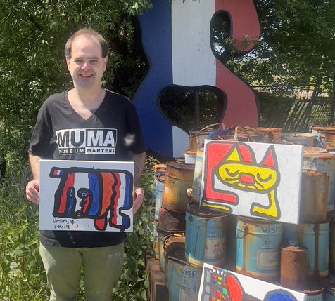 Wesley met kunstwerken