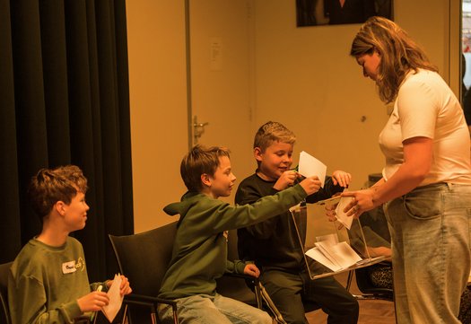 Deelnemers die hun stemmen in de stembus doen