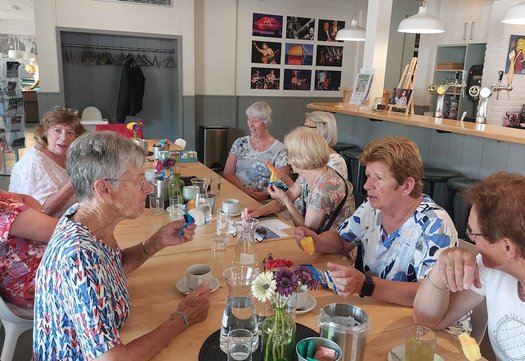 Een gezelschap van mensen aan een tafel