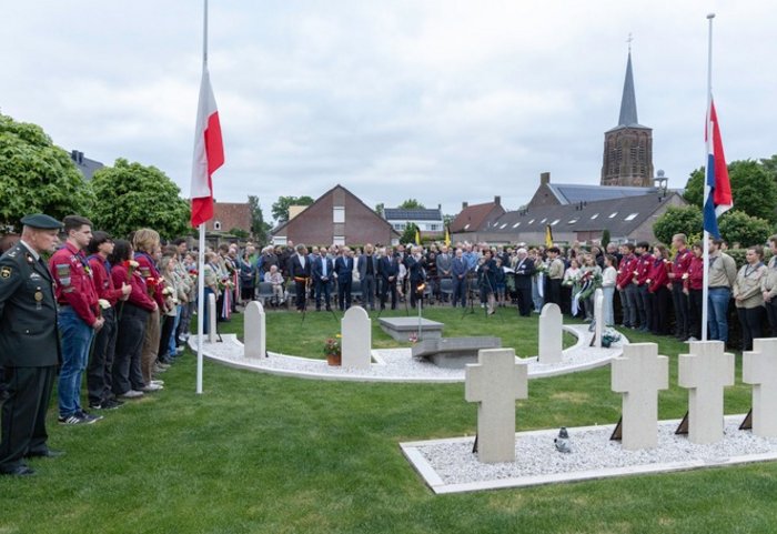 De dodenherdenking bij het oorlogsmonument