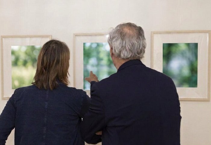 Twee personen bewonderen kunst aan de muur