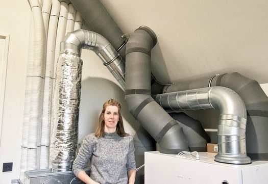 Sanne bij koelsysteem in huis
