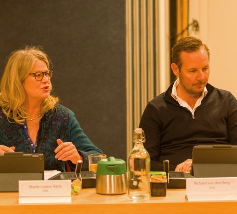 2 personen in vergadering