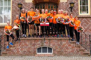 Afbeelding met gebouw, persoon, kleding, baksteen